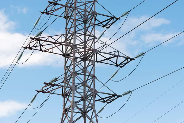Gökyüzüne karşı güçlü güç telleri ile metal direkleri yüksek voltajlı teknolojik güç hatları