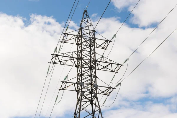 Gökyüzüne karşı güçlü güç telleri ile metal direkleri yüksek voltajlı teknolojik güç hatları