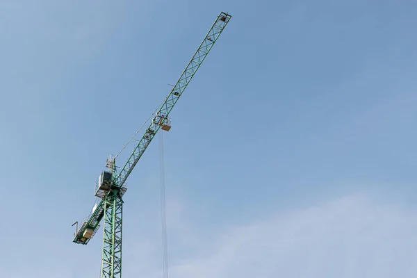 Een Hoogbouw Kraan Tegen Blauwe Lucht Bouwt Meerdere Verdiepingen Tellende — Stockfoto