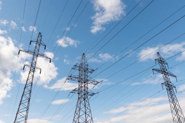 Gökyüzüne karşı güçlü güç telleri ile metal direkleri yüksek voltajlı teknolojik güç hatları