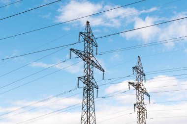 Gökyüzüne karşı güçlü güç telleri ile metal direkleri yüksek voltajlı teknolojik güç hatları