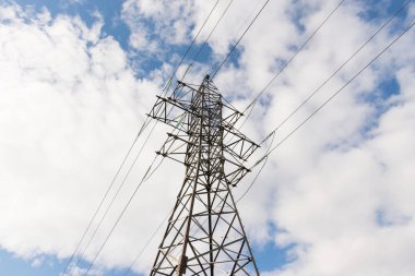 Gökyüzüne karşı güçlü güç telleri ile metal direkleri yüksek voltajlı teknolojik güç hatları