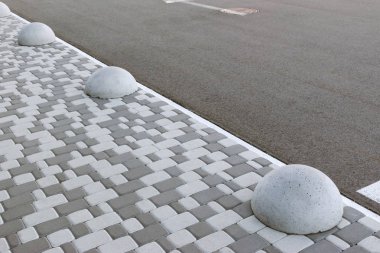 Bina cephesinin geometrik renk unsurları uçaklar, çizgiler, röfleli köşeler ve soyut arka plan ve mavi, sarı, gri renklerin dokusu için yansımalar. Metin için yer