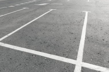 Bina cephesinin geometrik renk unsurları uçaklar, çizgiler, röfleli köşeler ve soyut arka plan ve mavi, sarı, gri renklerin dokusu için yansımalar. Metin için yer