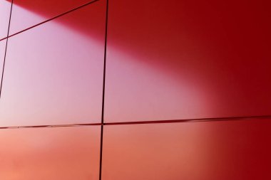 Bina cephesinin geometrik renk unsurları uçaklar, çizgiler, röfleli köşeler ve soyut arka plan ve mavi, sarı, gri renklerin dokusu için yansımalar. Metin için yer