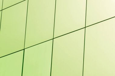 Bina cephesinin geometrik renk unsurları uçaklar, çizgiler, röfleli köşeler ve soyut arka plan ve mavi, sarı, gri renklerin dokusu için yansımalar. Metin için yer