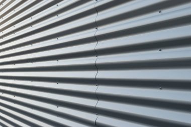 Bina cephesinin geometrik renk unsurları uçaklar, çizgiler, röfleli köşeler ve soyut arka plan ve mavi, sarı, gri renklerin dokusu için yansımalar. Metin için yer