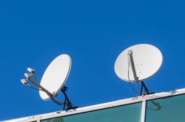 Uydu televizyonu ve yüksek hızlı internet için tabak anteniName