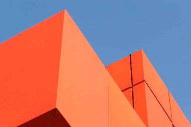 Geometrik renkli bina cephesi elementleri, beyaz, mavi, gri renklerin soyut arkaplan ve dokusu için ışık fişeği ve yansıması olan uçaklar, çizgiler ve köşeler. Metin için yer