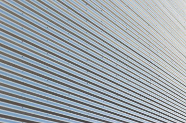 Binanın ön cephesinin geometrik renk unsurları uçaklar, kesişen çizgiler, parlak köşeler ve soyut arkaplan ve yeşil, gri renklerin dokusu için yansımalar