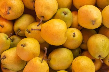 Sarı olgun armutlar bir süpermarkette satılığa çıktı.