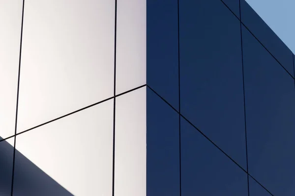 Geometrik renkli bina cephesi elementleri, beyaz, mavi, gri renklerin soyut arkaplan ve dokusu için ışık fişeği ve yansıması olan uçaklar, çizgiler ve köşeler. Metin için yer
