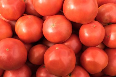 Salata için kırmızı domatesler bir marketin, marketin, süpermarketin vitrininde duruyor.