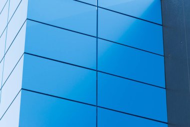 Geometrik renkli bina cephesi elementleri, beyaz, mavi, gri renklerin soyut arkaplan ve dokusu için ışık fişeği ve yansıması olan uçaklar, çizgiler ve köşeler. Metin için yer