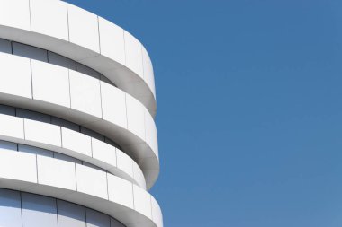 Bina cephesinin geometrik renk unsurları uçaklar, çizgiler, röfleli köşeler ve soyut arkaplan ve beyaz, gri, mavi renklerin dokusu için yansımalar. Metin için yer