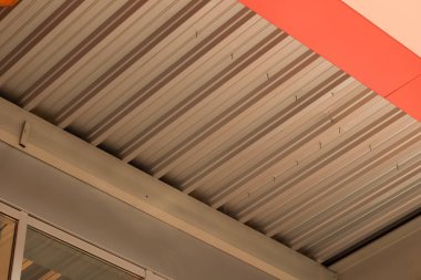 Binanın ön cephesinde kırmızı, turuncu, sarı, kırmızı, turuncu, sarı gibi soyut arkaplan ve dokular için röfleli köşeler ve yansımalar olan geometrik renk unsurları var. Metin için yer