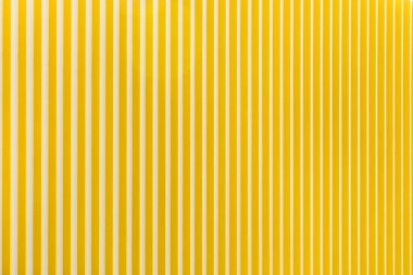 Binanın ön cephesinde uçaklar, çizgiler, röfleli köşeler ve beyaz, sarı, turuncu, gri renklerin soyut arkaplan ve dokusu için yansımalar olan geometrik renk unsurları. Metin için yer