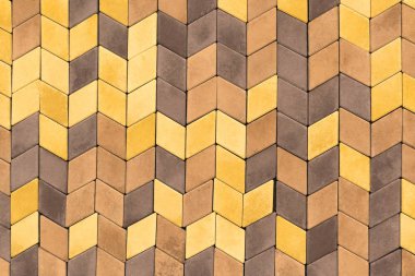 Paving levhaları, dikdörtgen taşları ve farklı renklerdeki kare şekiller, arka plan veya doku olarak ülkedeki yolları donatmak için desenler oluşturulmuştur.