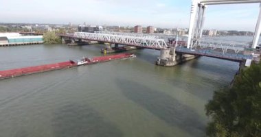 Dordrecht Köprüsü havadan görünümü, Hollanda, nehirde tekne yelken
