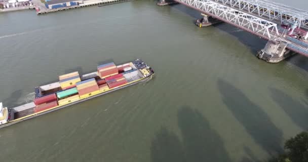 Luftaufnahme Des Bootssegelns Auf Dem Fluss Dordrecht Brücke Niederlande — Stockvideo