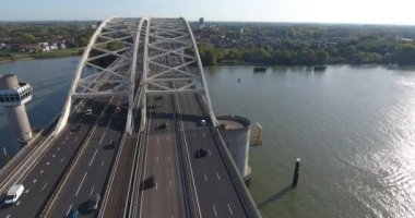 Niuewe Mass Nehri'nin havadan görünümü, A16 otoyolu köprüsü, Rotterdam, Hollanda