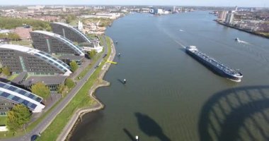 Hollanda'nın Rotterdam kentinde nehirde seyreden teknelerin drone'u tarafından havadan vuruldu