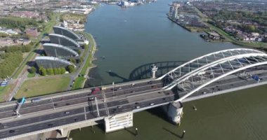 Niuewe Mass Nehri'nin havadan görünümü, A16 otoyolu köprüsü, Rotterdam, Hollanda