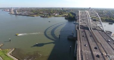 Niuewe Mass Nehri'nin havadan görünümü, A16 otoyolu köprüsü, Rotterdam, Hollanda