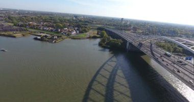Niuewe Mass Nehri'nin havadan görünümü, A16 otoyolu köprüsü, Rotterdam, Hollanda