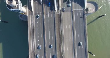 Niuewe Mass Nehri'nin havadan görünümü, A16 otoyolu köprüsü, Rotterdam, Hollanda