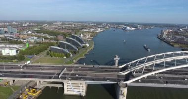Niuewe Mass Nehri'nin havadan görünümü, A16 otoyolu köprüsü, Rotterdam, Hollanda