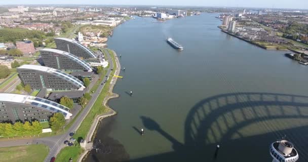 Tiro Aéreo Por Drone Barcos Que Navegam Rio Roterdão Países — Vídeo de Stock