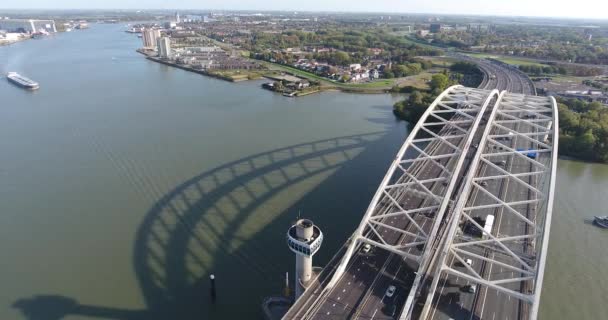 Εναέρια Θέα Του Ποταμού Νιουμπέϊ Αυτοκινητόδρομος A16 Bridge Ρότερνταμ Ολλανδία — Αρχείο Βίντεο