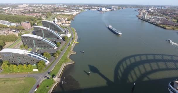 Hollanda Nın Rotterdam Kentinde Nehirde Seyreden Teknelerin Drone Tarafından Havadan — Stok video