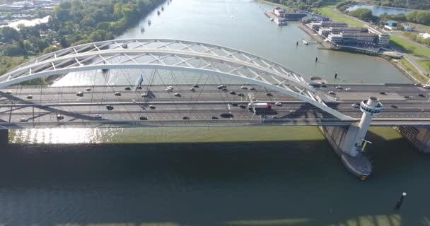 ニウエウェマス川 高速道路A16橋 ロッテルダム オランダの航空写真 — ストック動画