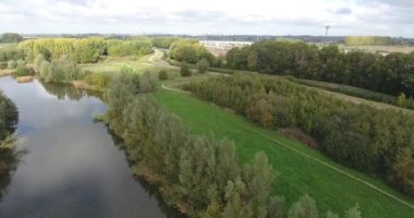 Doğanın havadan görünümü sonbahar manzara, park, ağaçlar, göl