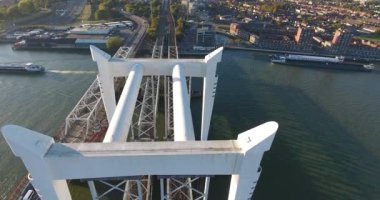 Dordrecht tren yolu köprüsünün büyük transit nehri üzerindeki havadan görünümü, Hollanda, gün batımı