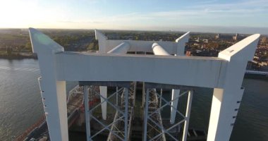 Dordrecht tren yolu köprüsünün büyük transit nehri üzerindeki havadan görünümü, Hollanda, gün batımı