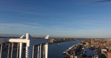 Dordrecht tren yolu köprüsünün büyük transit nehri üzerindeki havadan görünümü, Hollanda, gün batımı