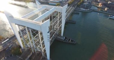 Dordrecht tren yolu köprüsünün büyük transit nehri üzerindeki havadan görünümü, Hollanda, gün batımı