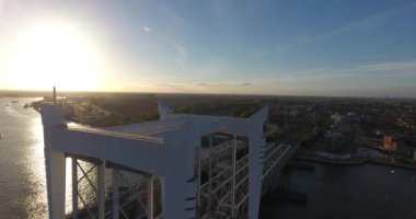 Dordrecht tren yolu köprüsünün büyük transit nehri üzerindeki havadan görünümü, Hollanda, gün batımı