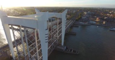 Dordrecht tren yolu köprüsünün büyük transit nehri üzerindeki havadan görünümü, Hollanda, gün batımı