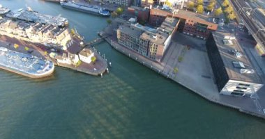 Endüstriyel liman alanı, havadan görünüm, ithalat-ihracat endüstrisi,Dordrecht, Hollanda