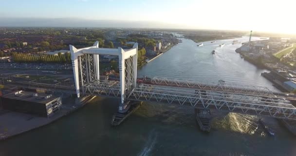 Dordrecht Tren Yolu Köprüsünün Büyük Transit Nehri Üzerindeki Havadan Görünümü — Stok video