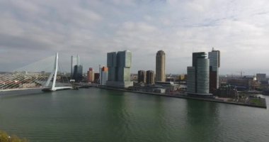 Büyük Rotterdam şehir binaları, Erasmus köprü alanı ve Nehir havadan görünümü