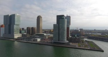 Büyük Rotterdam şehir binaları, Erasmus köprü alanı ve Nehir havadan görünümü