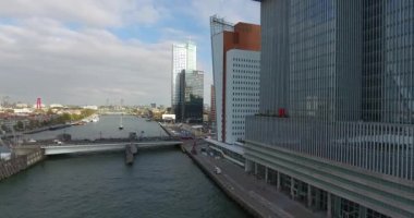 Büyük Rotterdam şehir binaları, Erasmus köprü alanı ve Nehir havadan görünümü