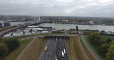 güzel manzara , Nehir altında karayolu ve tünel havadan görünümü, Dordrecht bulunan, Hollanda, sonbahar bulutlu sezon zaman