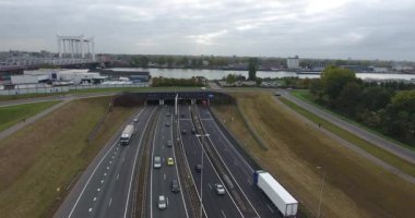 güzel manzara , Nehir altında karayolu ve tünel havadan görünümü, Dordrecht bulunan, Hollanda, sonbahar bulutlu sezon zaman