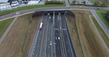 güzel manzara , Nehir altında karayolu ve tünel havadan görünümü, Dordrecht bulunan, Hollanda, sonbahar bulutlu sezon zaman